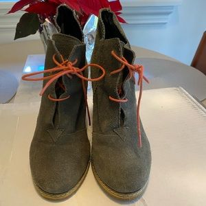 Kelsi Dagger Shoe Boot gray suede